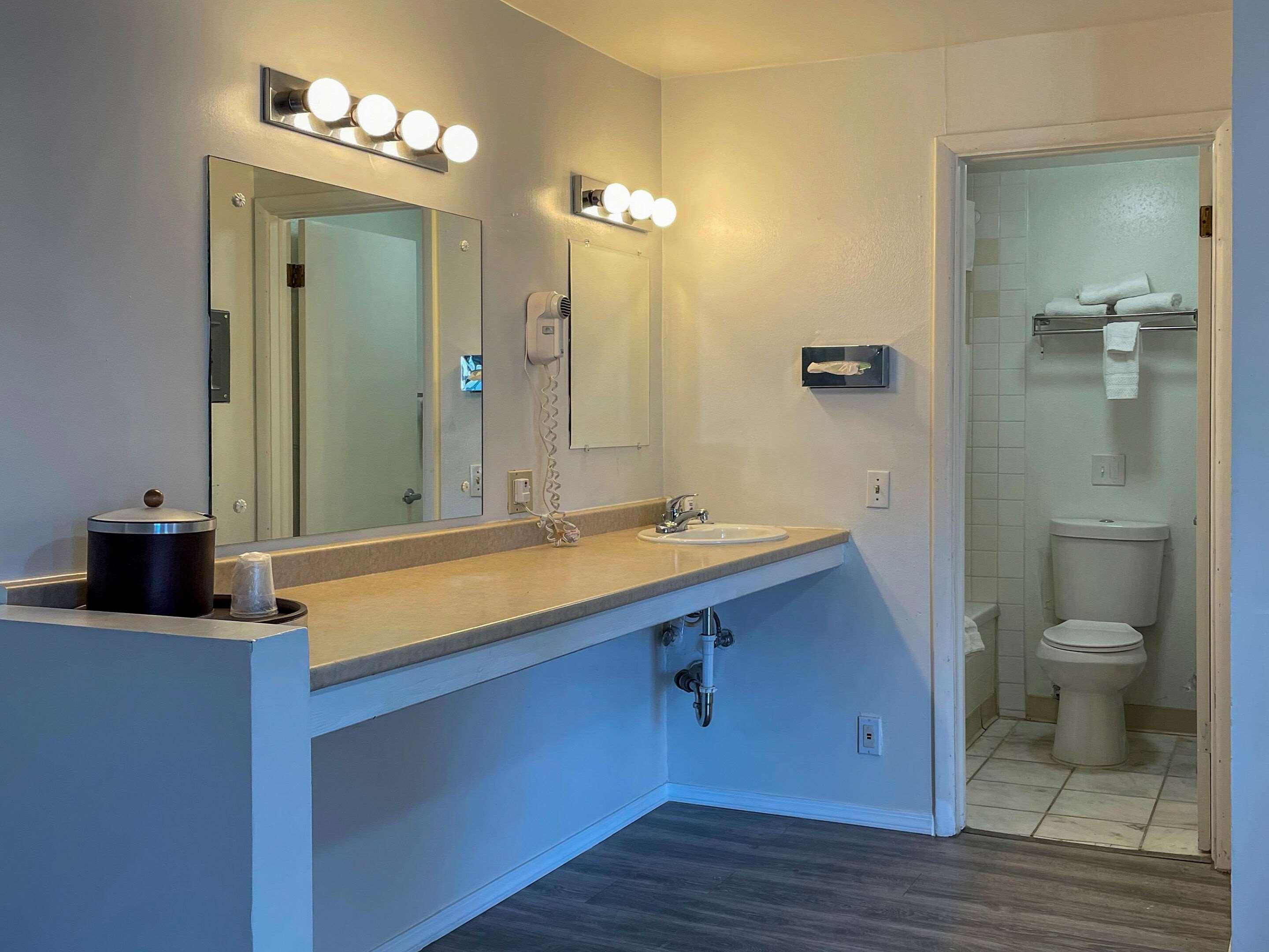 Rodeway Inn & Suites Omak - Okanogan Екстериор снимка